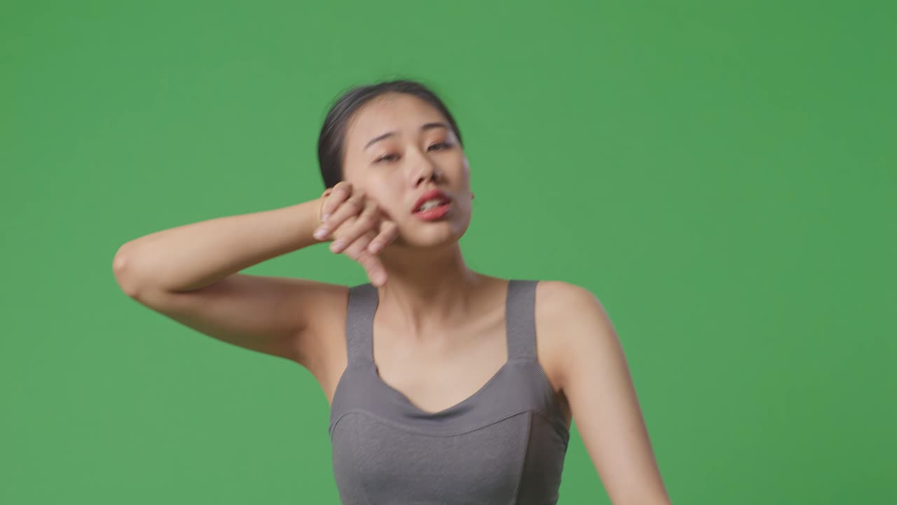 스포츠 브래지어를 입은 여성이 피곤함을 느니다.