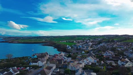 una vista panorámica a través de la aldea de moelfrre en ángulo hacia el mar y la estación de botes salvavidas