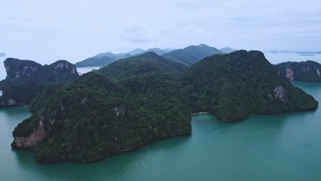vista aérea de arriba hacia abajo en la bahía de kian rodeada de árboles verdes y exuberantes en una isla tropical koh yao noi en tailandia
