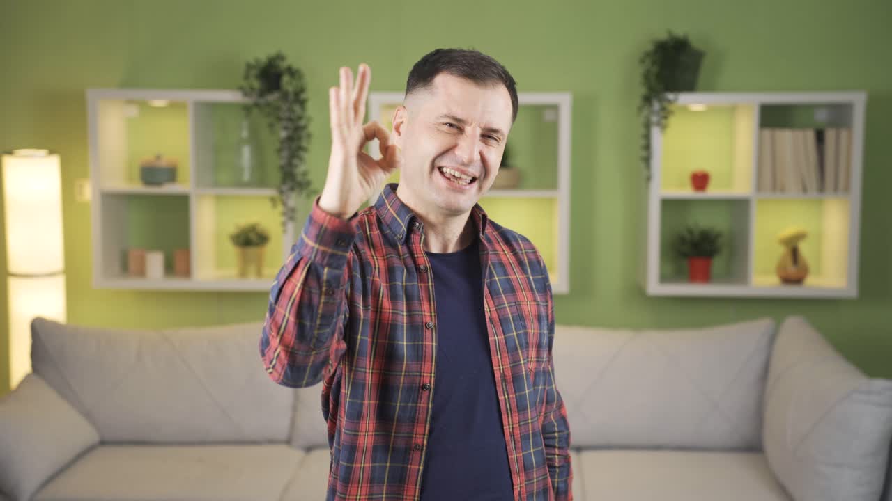 Il ragazzo sta indicando qualcuno di perfetto e buono, gli piace