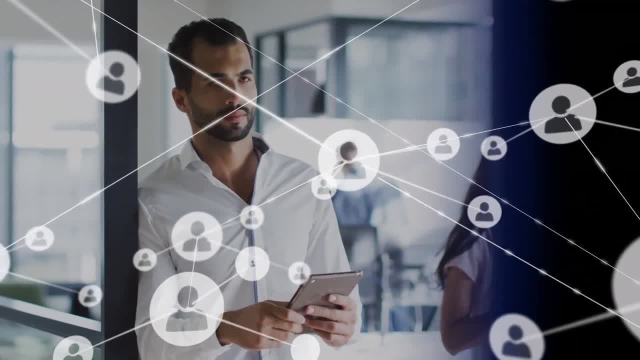 animación de iconos de los medios sobre un hombre de negocios biracial que usa una tableta