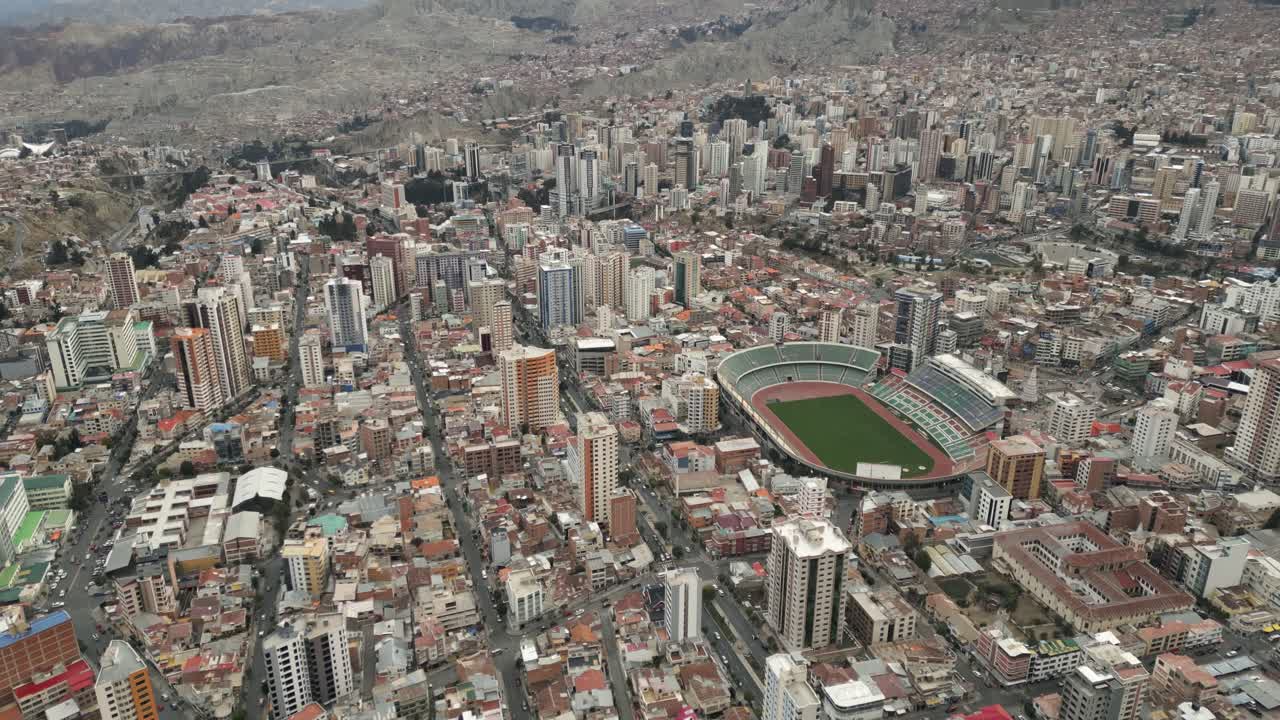drone aéreo sobre el estadio hernando siles en la paz, bolivia, ciudad poblada en américa del sur, barrio de gran altitud debajo de la cordillera andina rainge