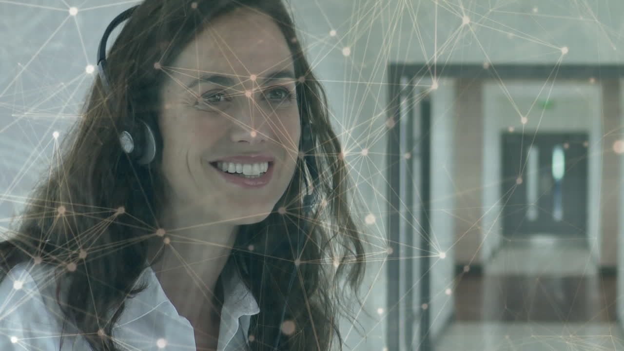 animación del procesamiento de datos sobre una mujer de negocios usando auriculares telefónicos