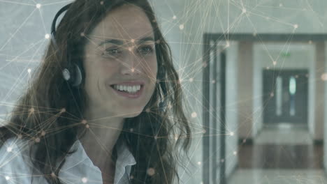 animación del procesamiento de datos sobre una mujer de negocios usando auriculares telefónicos