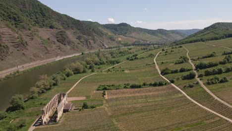 Luftüberführung-Kloster-Ruine-Stuben-Mit-Blick-Auf-Die-Umliegenden-Weinberge