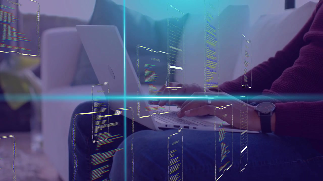 Kvinde begynder at taste på bærbar computer på sofaen, holografisk kode og blå scanningslinjer overlejrer den bærbare computer til kodning.