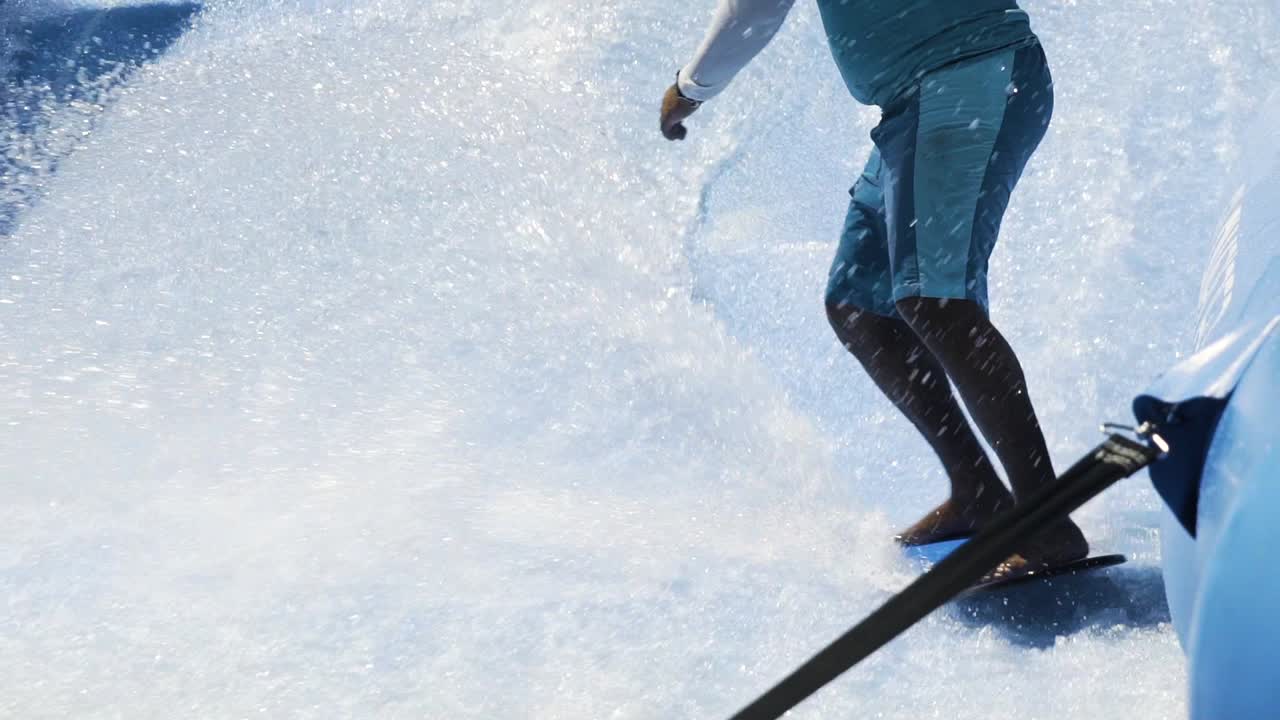 숙련된 서퍼는 웨이브 머신 슬로우 모션을 탄다