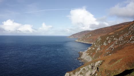 hermosa toma aérea del mull of kintyre en escocia