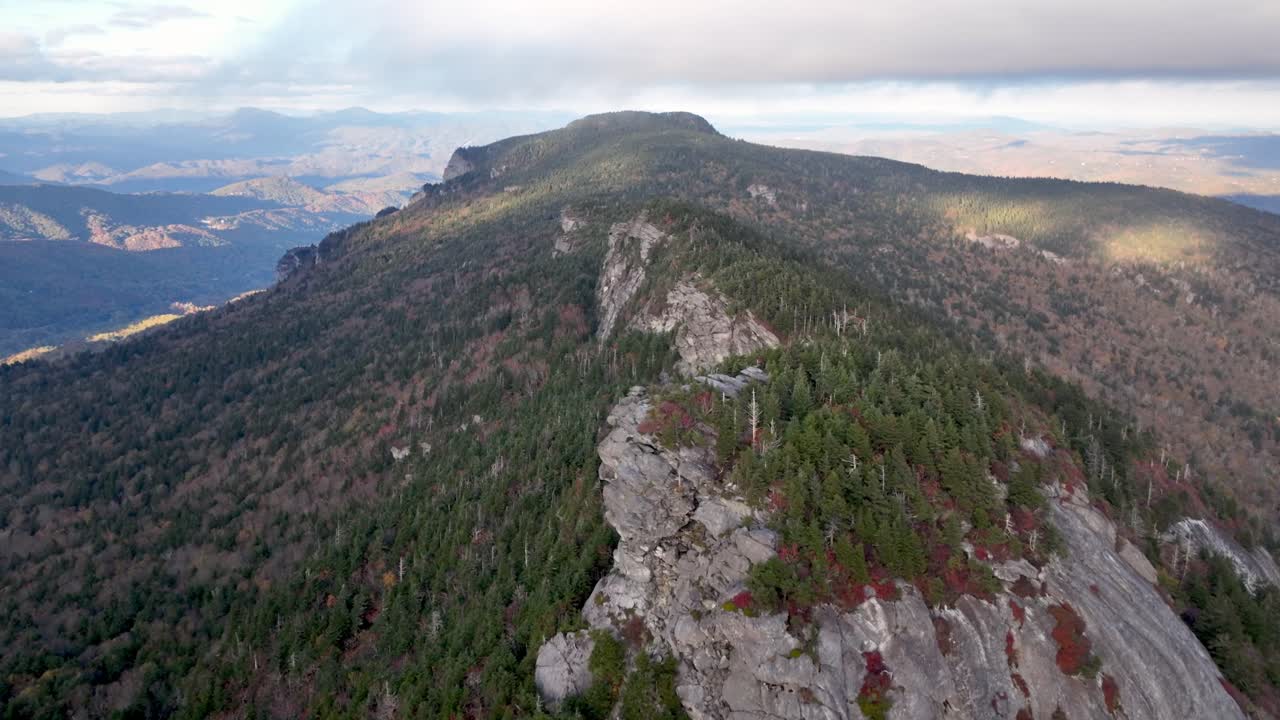 할아버지 산의 꼭대기 근처의 바위 nc 공중