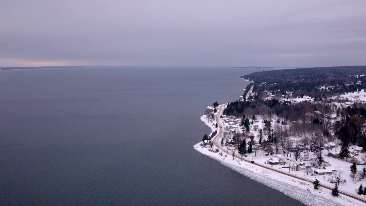 Dronebilde som viser kysten av Upper Peninsula i Michigan om vinteren, tatt fra over Lake Superior.