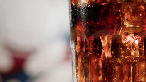 primer plano de un vaso de cola con hielo