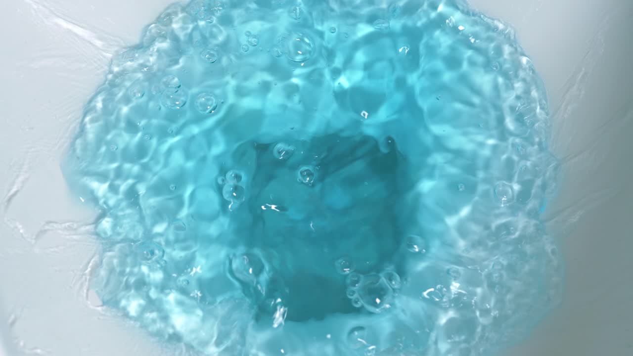 블루워터는 변기 물을 내리기 위해 소용돌이치며 변기 물을 내리고 있습니다.