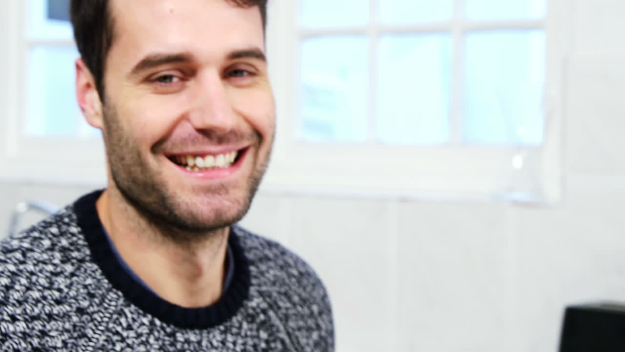 젊은이가 드폰으로 온라인 쇼핑을 하고 있습니다.