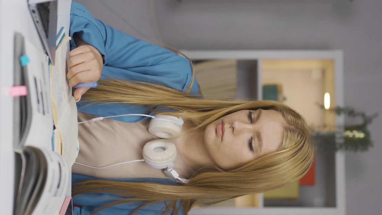 Video vertical de una estudiante infeliz y triste