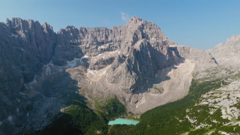 establishing lake sorapis showing vibrant turquoise water and rugged mountain backdrop