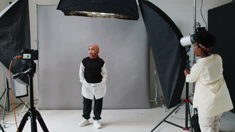 fotógrafo tomando fotos en el estudio