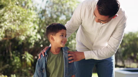 hablando, padre e hijo al aire libre