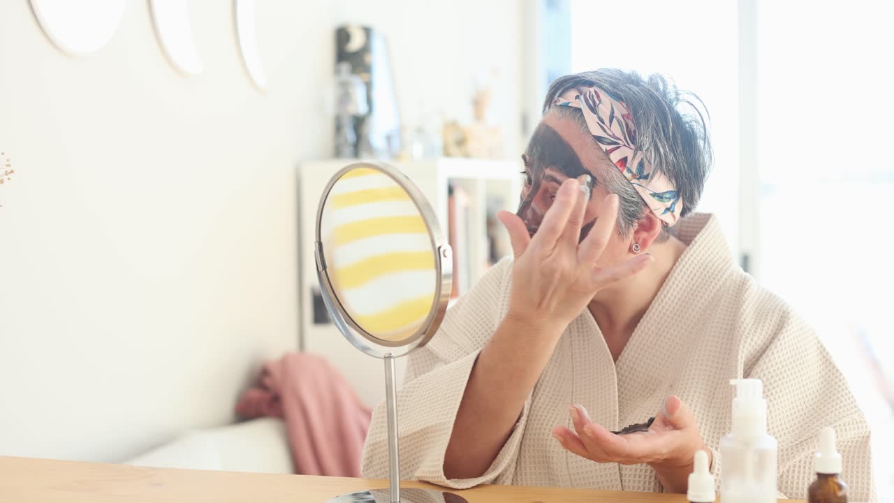 mujer aplicando una máscara en la cara