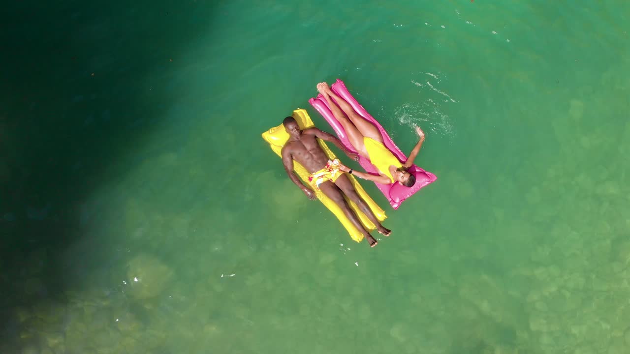 различные пары охлаждаются на поплавках.