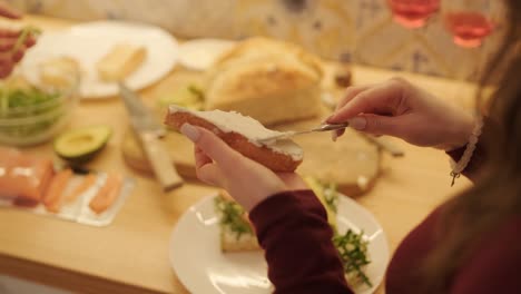 una pareja enamorada haciendo un sándwich en la cocina de la sala de estar