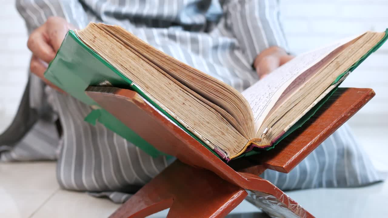 hombre musulmán con la mano sosteniendo el libro sagrado corán con espacio de copia