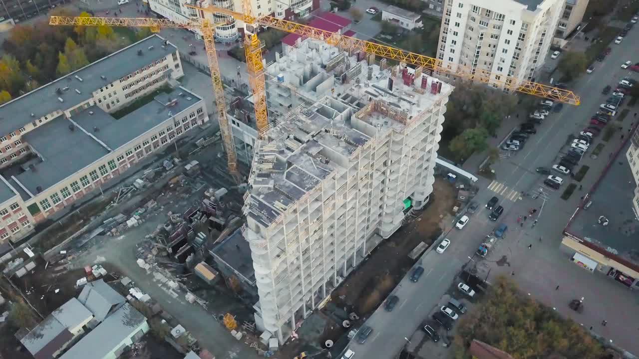 vista aérea de un sitio de construcción en una ciudad