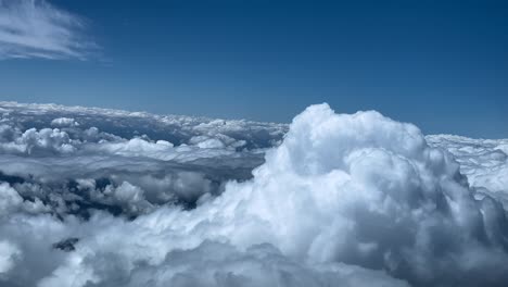 Piloto-Pov-Vista-Aérea-Inmersiva-De-La-Cima-De-Una-Nube-Tormentosa-Vista-Por-Los-Pilotos-De-Un-Jet