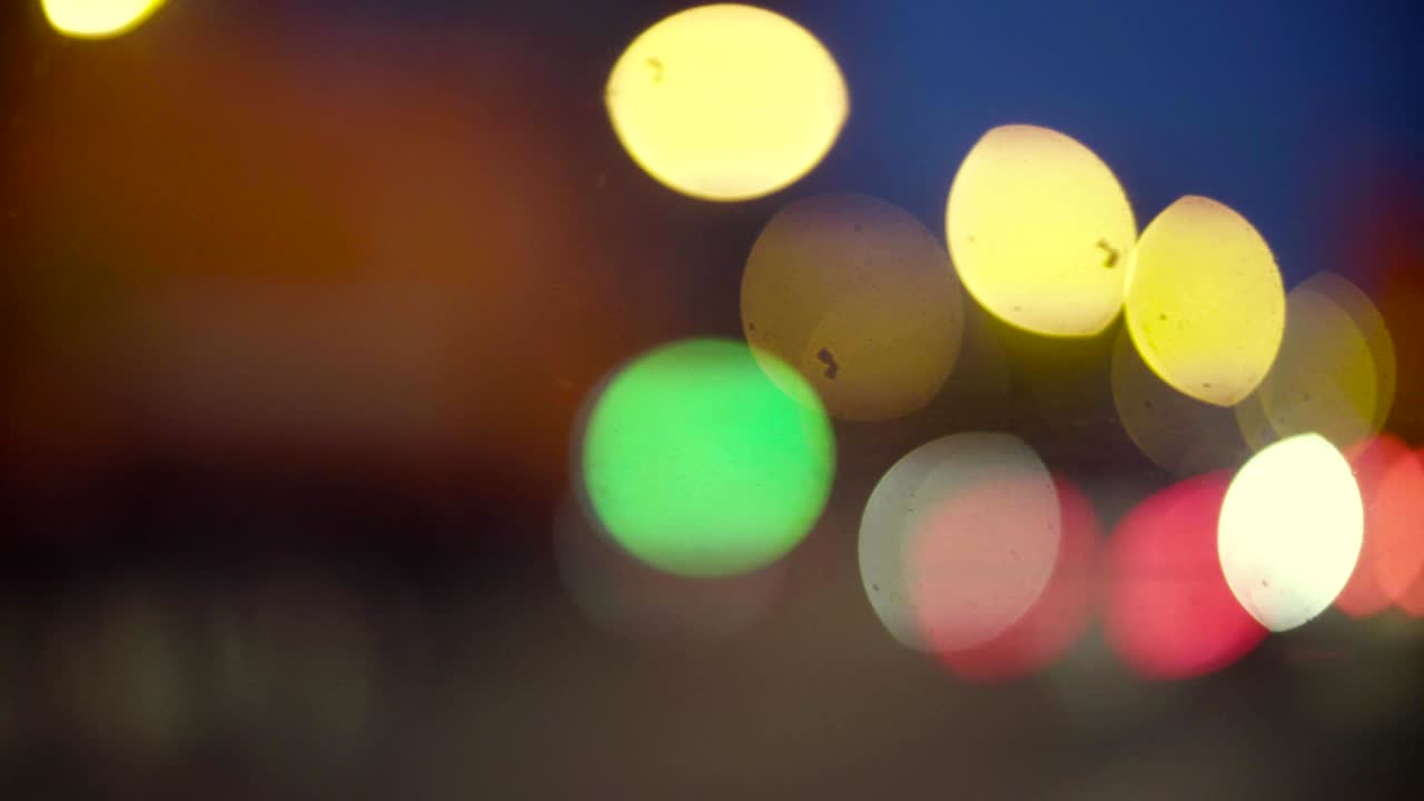 semáforos desenfocados por la noche en moscú