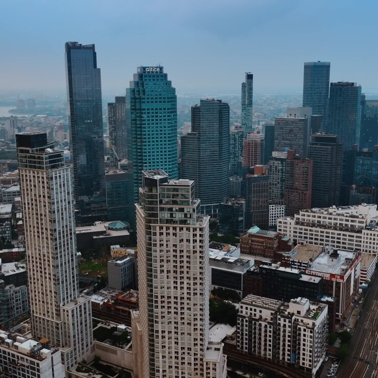 Várias ferrovias passando ao lado dos poderosos arranha-céus. Panorama de Nova York com vista superior em um dia cinzento