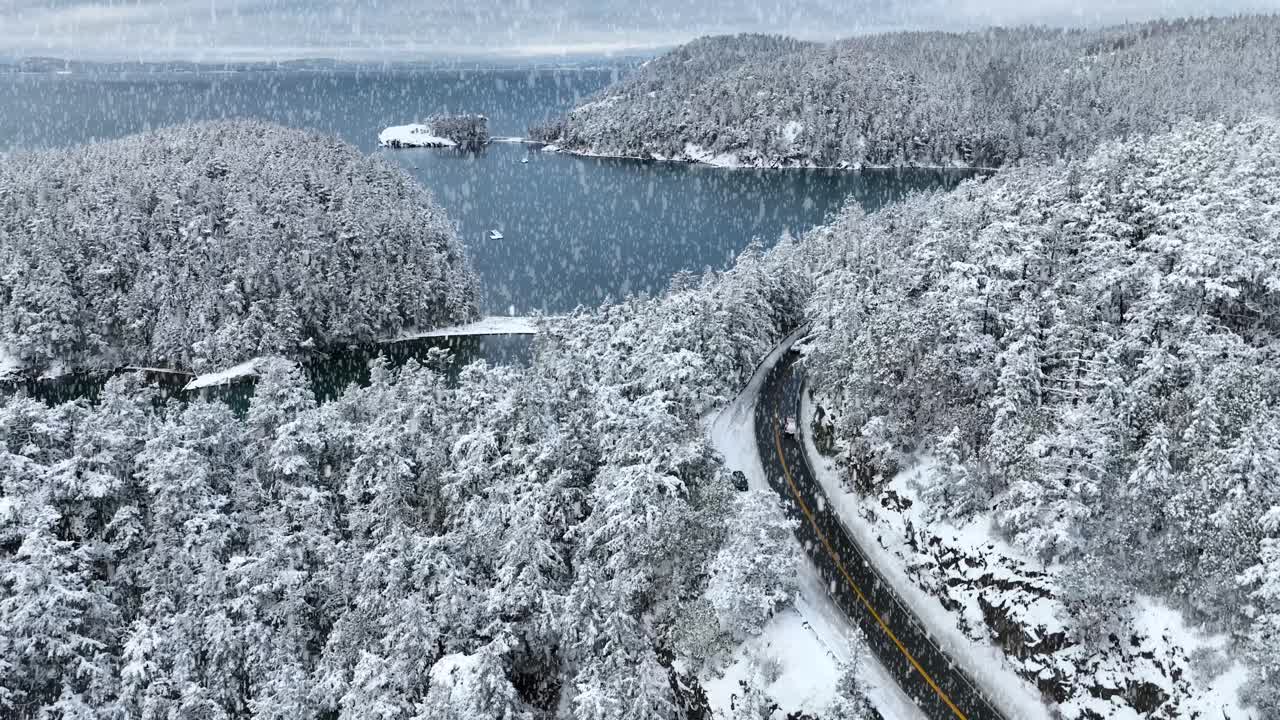 fidalgo 섬과 bowman bay에 떨어지는 눈의 상승 조감도