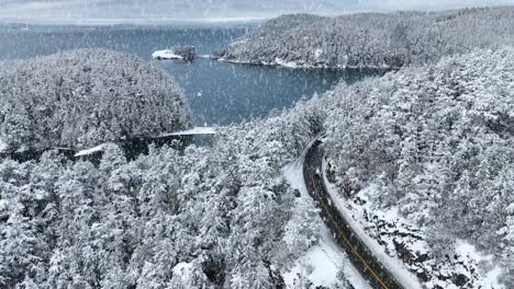 Vista-Aérea-Ascendente-De-La-Nieve-Que-Cae-En-La-Isla-Fidalgo-Y-La-Bahía-Bowman