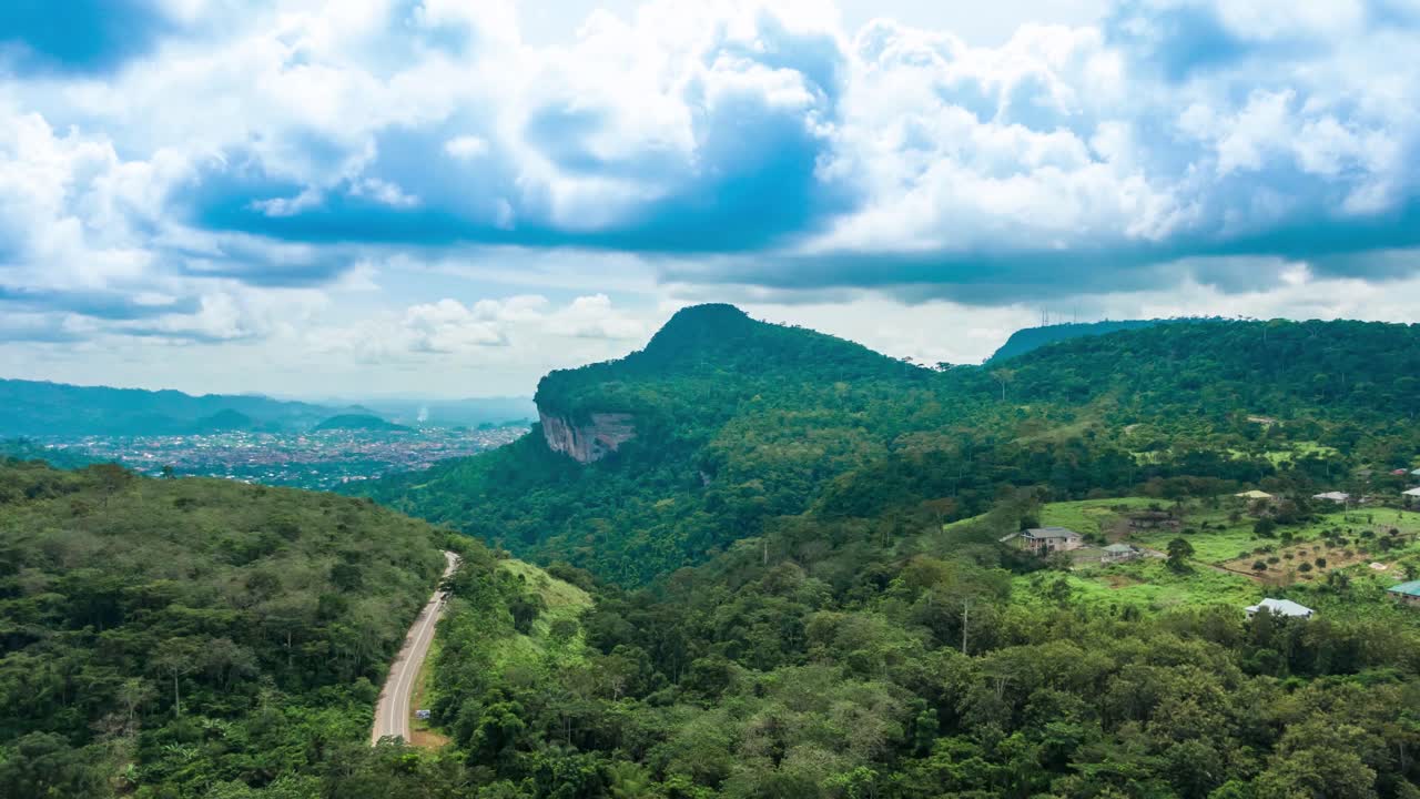 도로와 함께 산의 도 시간 지연 구름과 함께 kwahu 가나
