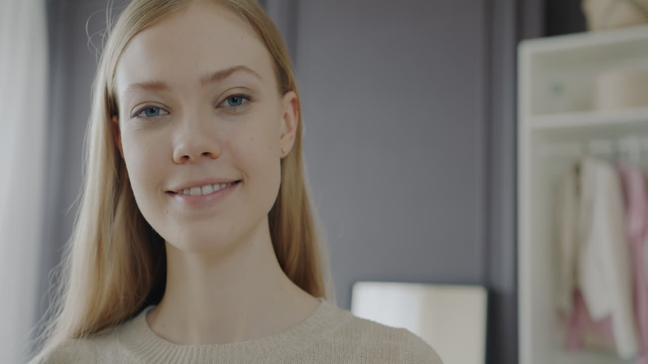 улыбающийся женский портрет