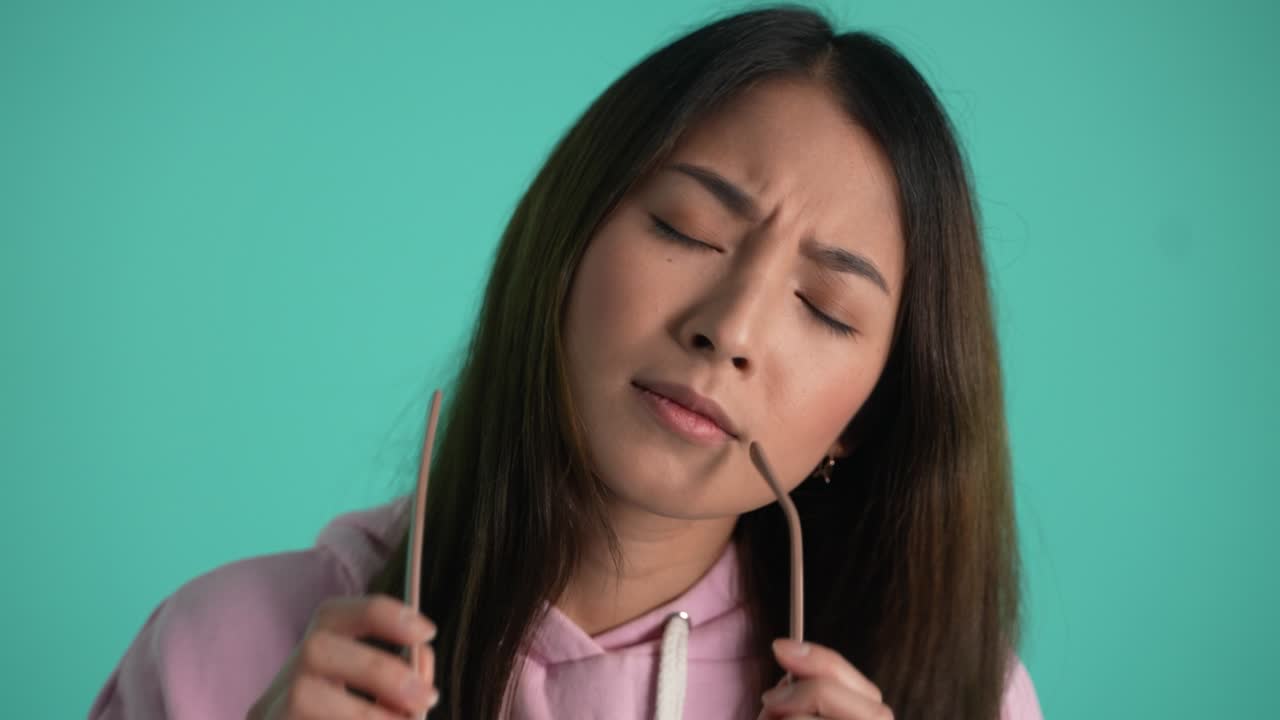 안경을 착용 하여 잘 볼 수 있는 아시아 소녀 의 초상화