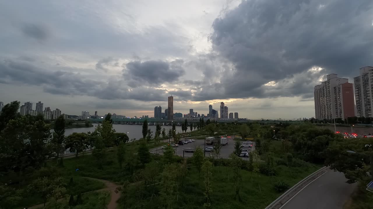 vista lejana de las torres del horizonte junto al río han en seúl, corea del sur en un crepúsculo nublado