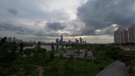 Vista-Lejana-De-Las-Torres-Del-Horizonte-Junto-Al-Río-Han-En-Seúl,-Corea-Del-Sur-En-Un-Crepúsculo-Nublado