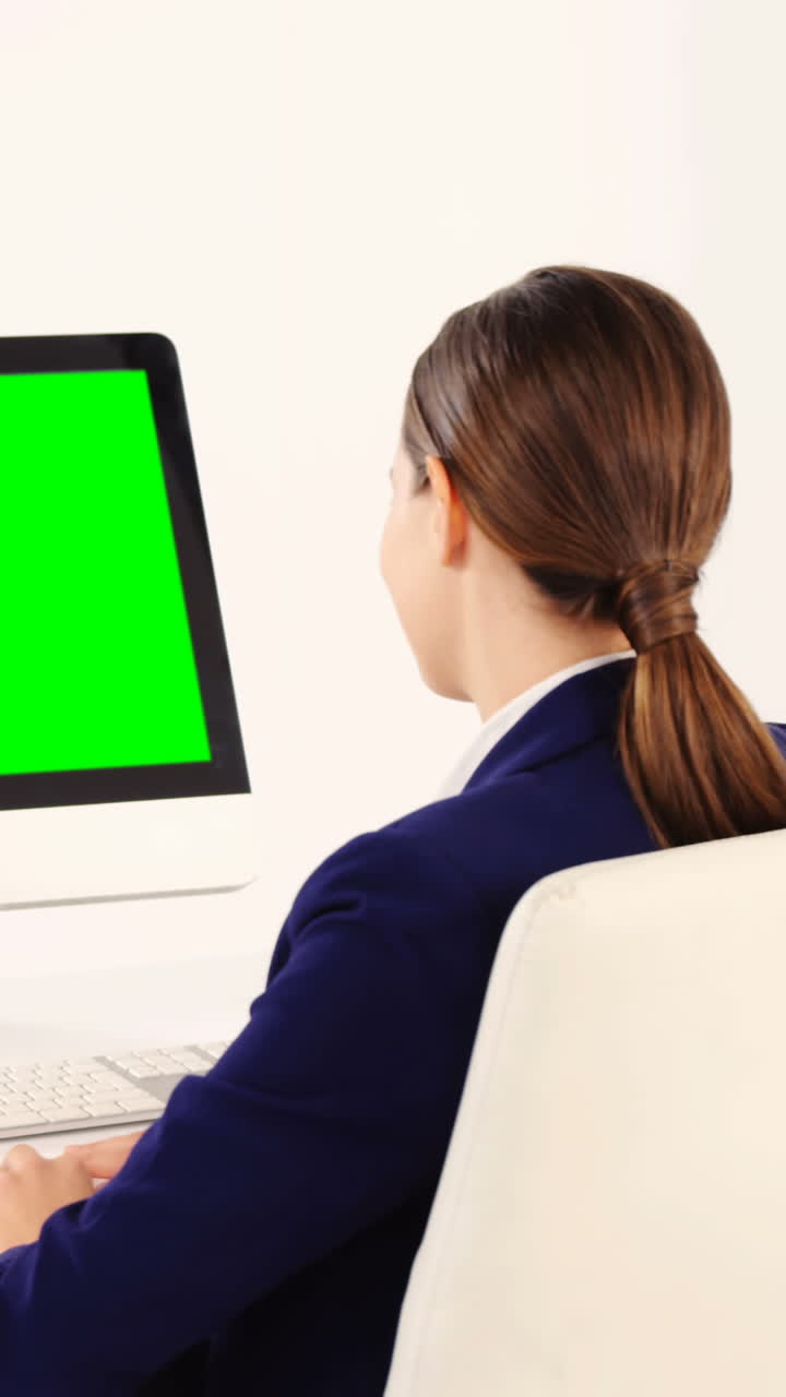 empresaria trabajando en oficina