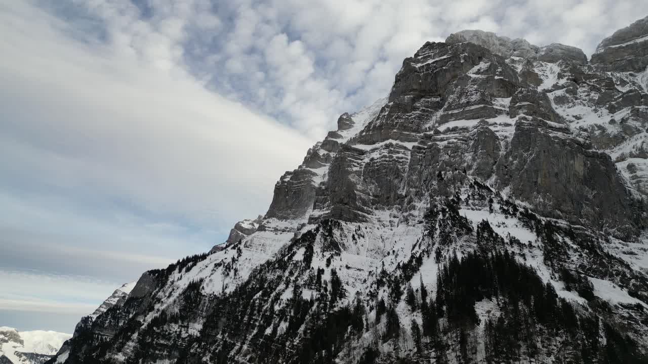 klöntalersee suiza nubes brillantes moviéndose sobre la cima de la montaña - perfecto para el time lapse