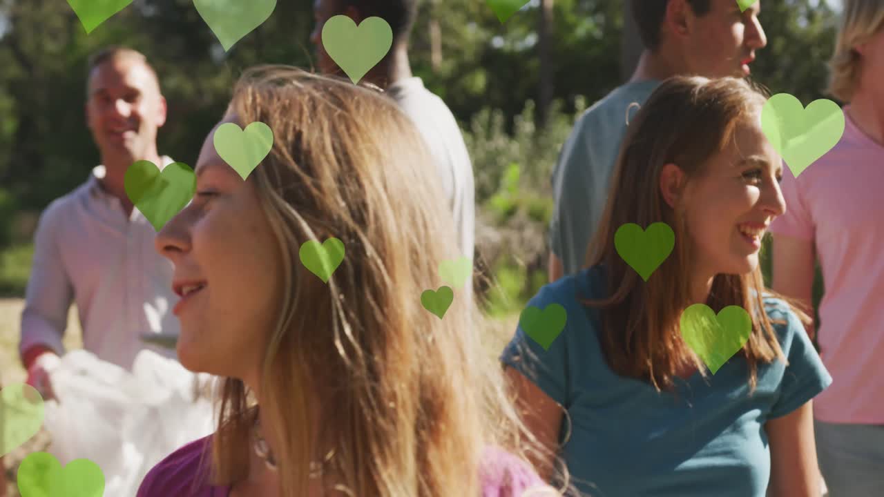 시골에서 쓰레기를 모으는 다양한 행복한 그룹에 대한 녹색 마음의 애니메이션