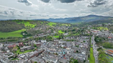 Grandes-Zonas-Residenciales-Con-Techos-Grises-Tradicionales-En-La-Ciudad-De-Conwy-Entre-El-Paisaje-Montañoso-De-Gales-En-Un-Día-Nublado