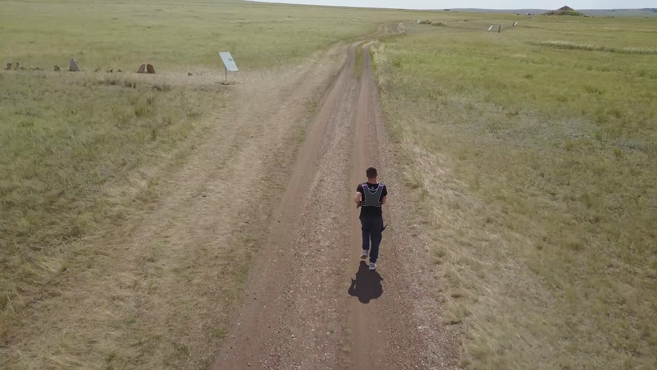 역사적인 장소 를 가로질러 길 을 달리는 사람