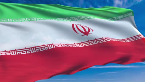bandera de irán con estructura de tela contra un cielo nublado (en bucle)