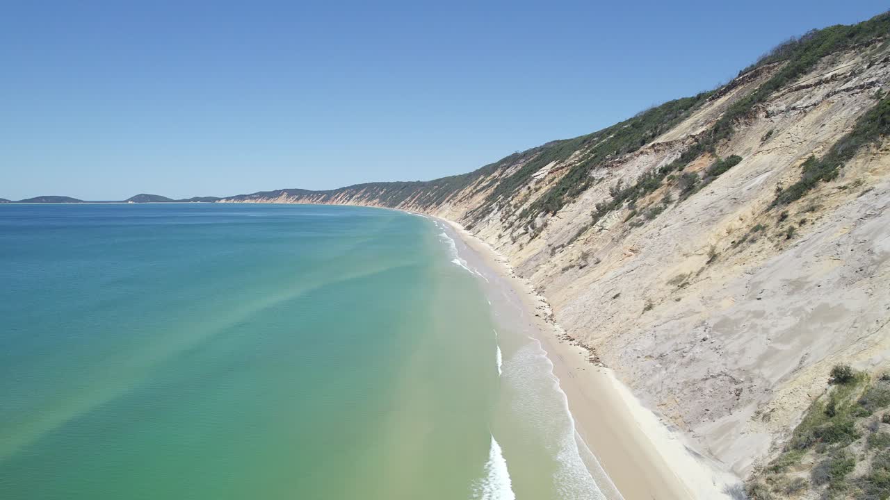 tiro de drone de la orilla de arena blanca en la playa del arco iris en queensland, australia
