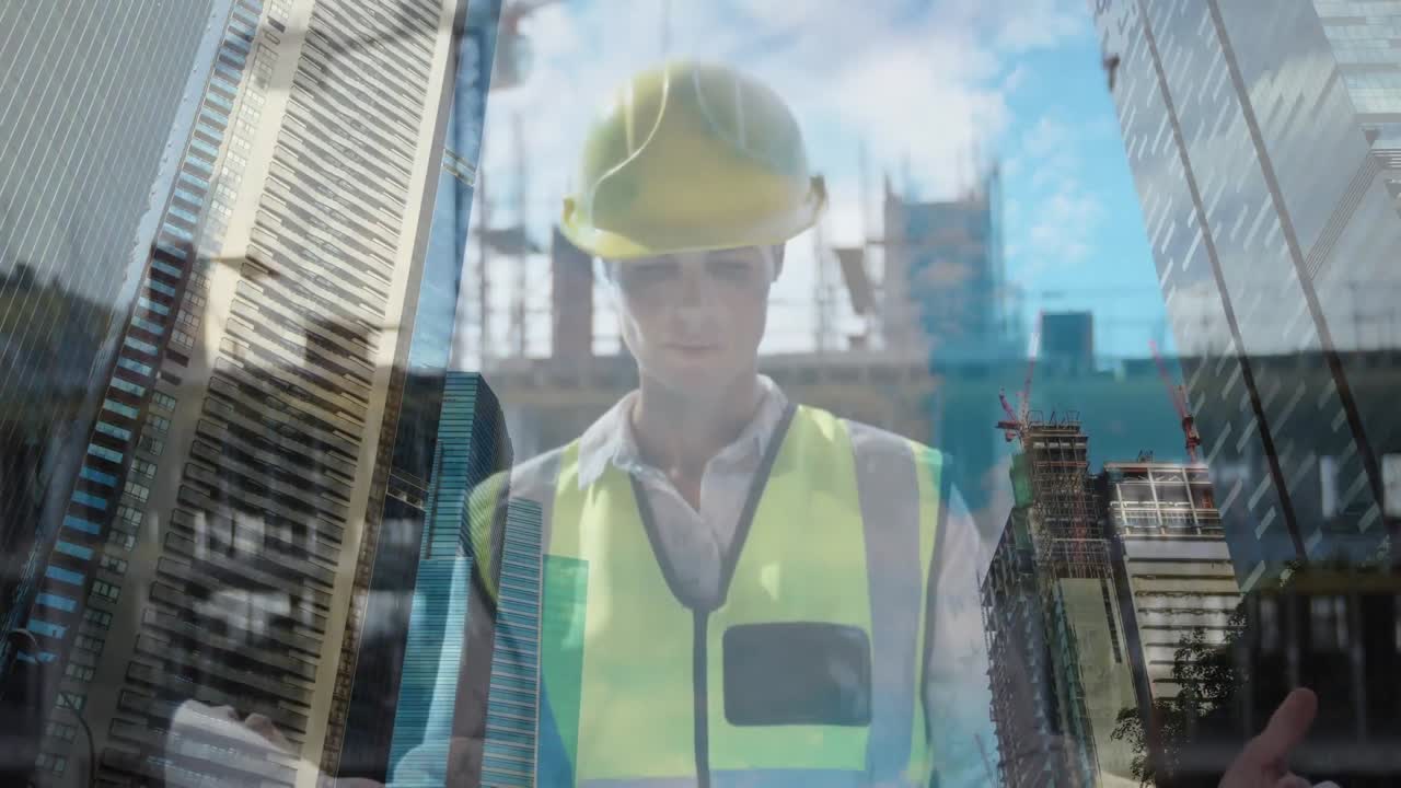 trabajador de la construcción inspeccionando los planos del edificio