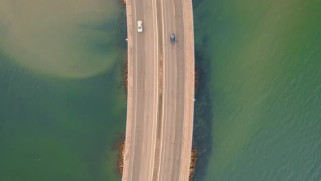 Luftaufnahme-Der-Brücke-Von-Oben-Nach-Unten,-Die-Den-Hafen-Von-Algeciras-Mit-Der-Stadt-Verbindet