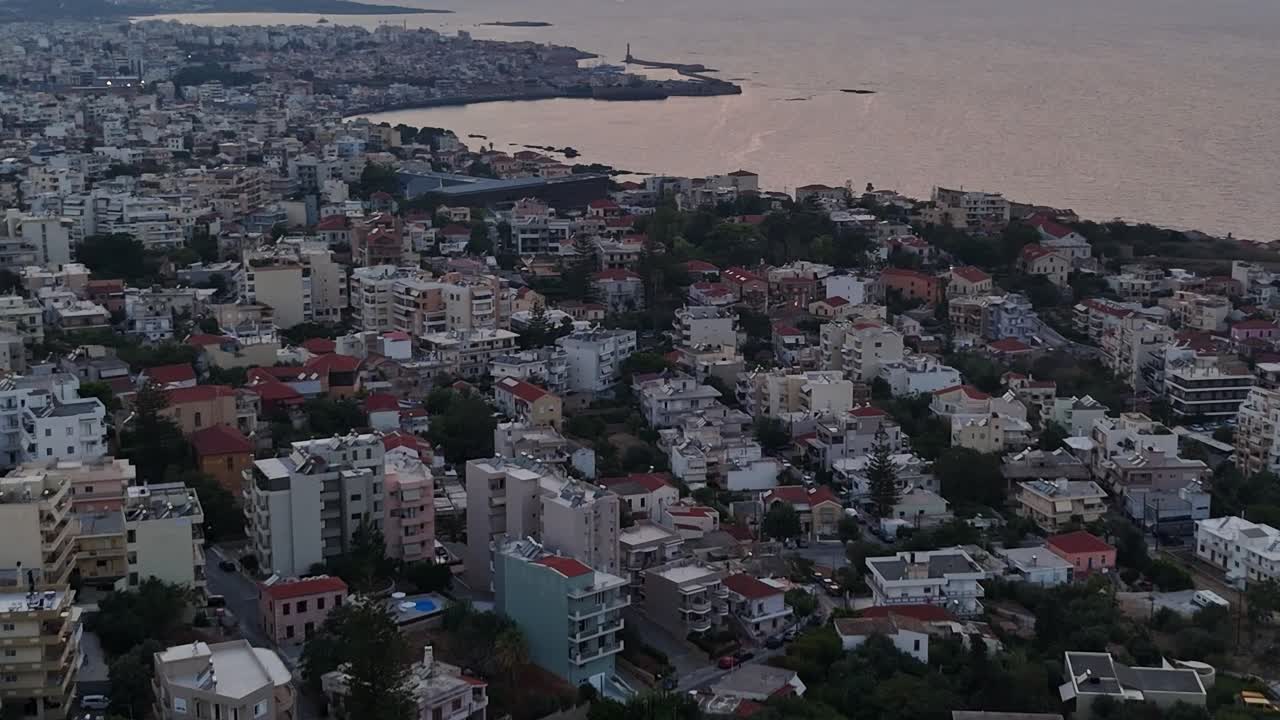 Gün Batımında Bir Kıyı Şehri ve Okyanusun Hava Manzarası