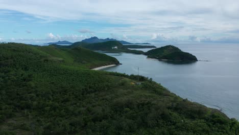 Helicóptero-Que-Entrega-Combustible-Al-Poste-De-Comunicación-Remota-En-Una-Isla-Tropical,-Fiji