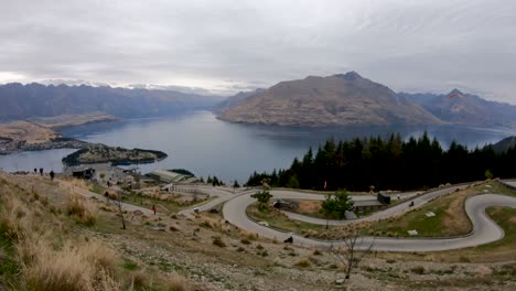 Pista-De-Luge-Bajando-Por-La-Ladera-De-La-Montaña-En-Queenstown,-Nueva-Zelanda,-Con-Vistas-Al-Lago-Wakapuki