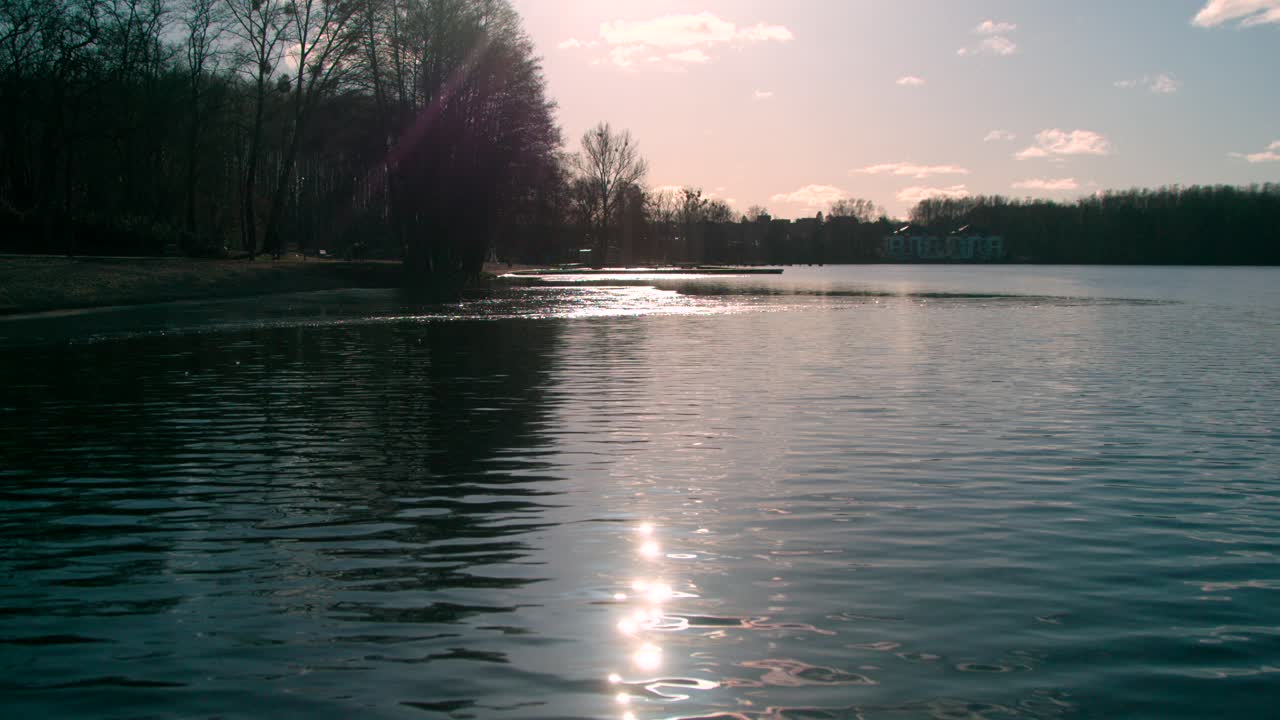 호수 옆의 아름다운 일출 명소 - 평화롭고 편안한 아침 전망 - 미디엄 샷