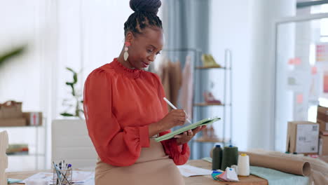 Mujer-Negra,-Diseñadora-Y-Tableta-De-Moda